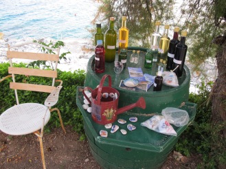 Bauchladen mit Olivenöl und Lavendelsäckchen